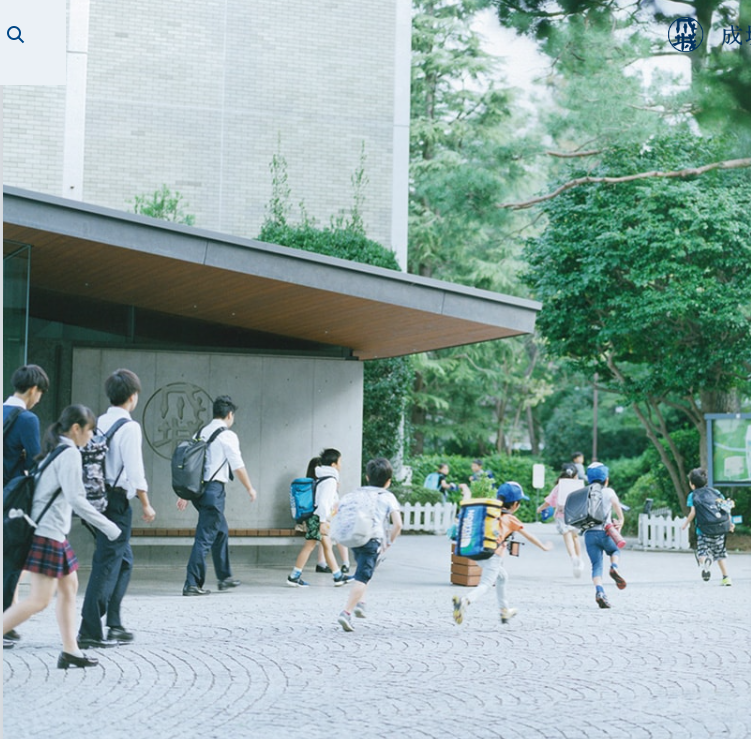 登校時の成城学園の正門前の様子